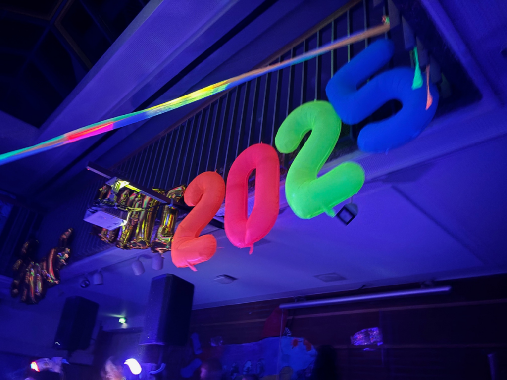 Schuldisco 2025 Grundschule Heiligenrode Neon Deko